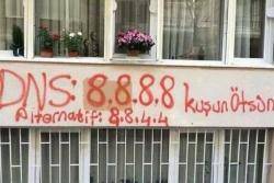 Als carrers d'Istanbul han anat apareixent grafits amb els DNS de Google (8.8.8.8 i 8.8.4.4)