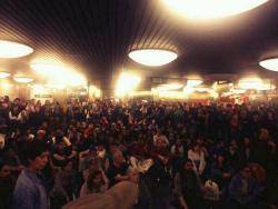 Més de 300 persones ocupen l'estació de la Sagrera de Barcelona