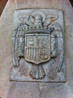 Imatge d'un dels dos escuts franquistes ubicats a la font de la Plaça de la Reina Maria Cristina  de s'Arenal