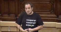 David Fernàndez, amb una samarreta al·lusiva al suport al cooperativisme