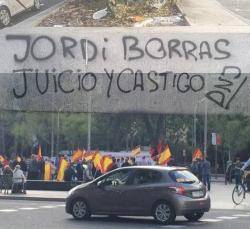Jordi Borràs va ser amenaçat de mort repetidament pels espanyolistes. Sota, imatge de la manifestació convocada per la Falange que cobria el fotoperiodista