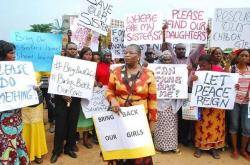 Les mares de les nenes segrestades manifestant-se per la seva llibertat
