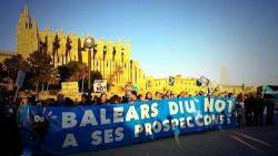 Milers de persones es manifesten a Palma contra "Marea Blava de Mallorca"  contra les prospeccions petrolíferes  22.'2.2014