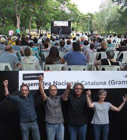 Mostra d'unitat dels grups polítics favorables a la consulta a Gramenet