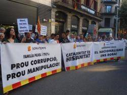 Les pancartes de la protesta espanyolista a Barcelona, bessones de les la Blanquerna a Madrid