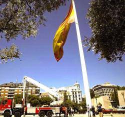 Amb la despesa municipal l'Ajuntament de València emula el malbaratament amb la bandera col·locada a la plaça Colón de Madrid el 2002, de 290 m2 i 25 Kg de pes