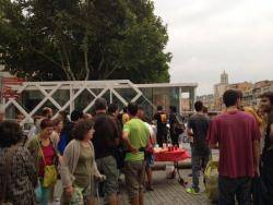 Unes 60 de persones han participat aquest vespre a Girona a la Contra-inauguració popular per denunciar el "Vol Gastronomic"