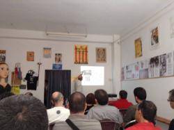 Josep Guia presentant l'audiovisual "No ens integrarem en la reforma"
