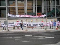 Pensionistes encadenats dvant la façana del Palau de Congressos de Palma