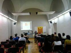 L'acte sha fet a l'aula A de la Casa de Cultura de Girona on han intervingut els conferenciants Mario Zubiaga (politòleg) i Xavi Oca (militant de lMDT)