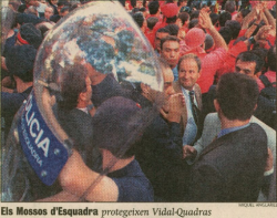 L'Onze de Setembre de 1995 van detenir 3 persones acusades de llençar ous al portaveu del PP Alejo Vidal-Quadras quan realitzava lofrena floral al monument a Rafael Casanova.