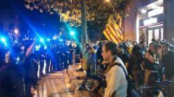 Moment en què agents del Mossos encerclen els concentrats al carrer Mallorca FOTO: @urisole