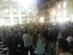 Centenars de veïns cantant "l'Estaca" a la plaça de l'Ajunatment de Badalona