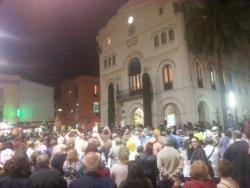 Centenars de veïns cantant "l'Estaca" a la plaça de l'Ajunatment de Badalona