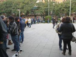 Cues per poder votar a l'Institut de Sant Boi de Llobregat (fotografia:facebook Josep Maria Cervelló)