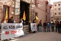 Una trentena de persones es van concentrar ahir als Jutjats de Tortosa en suport al jove ebrenc