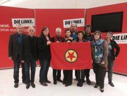 Divendres 13 de novembre una desena de diputats/des federals del Bundestag de Die Linke van desplegar una bandera del PKK al propi parlament alemany en protesta per la repressió contra Gohlke