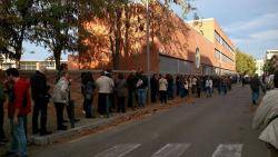 Cues per poder votar a l'Escola d'Hosteleria de Girona (fotografia:facebook Aleix Renyé)