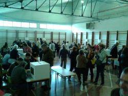Ciutadans votant a l'Institut d'Esplugues de Llobregat (fotografia: facebook Carme Porta)