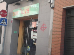 Un sex-shop i una botiga de queviures regentada per estrangers van ser "marcades" pels feixistes a Figueres