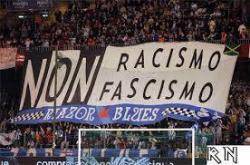  Els Riazor Blues exhibint una pancarta antifeixista