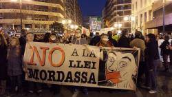 Manifestació a València contra  la "llei mordassa" i pels tancament dels CIE