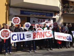Denuncien a Salt-Girona la compra de pisos a la Banca de persones que pateixen l'estafa hipotecària