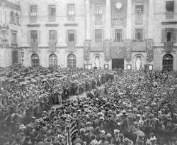 Concentració catalanista a la plaça Sant Jaume el 16-11-1918