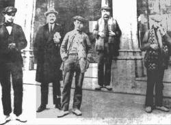 Membres del comitè de vaga de la CNT del ram de l'aigua de Terrassa, d'on partí l'article anterior criticant la campanya autonomista, posant el 15-12-1918 juntament amb el corresponsal del "Día Gràfico" (el segon per l'esquerra)