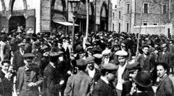 Sortida del míting de les Arenes fet per la CNT el 19-3-1919, en que es va decidir tornar momentàniament a la feina a la Canadenca.