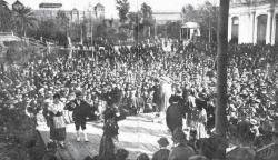 Un dels actes de festa de la llengua catalana amb l'Esbart Català de dansaires al Parc de la Ciutadella de Barcelona el 8-1-1919