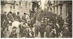 Grups de catalanistes acompanyant als representants dels ajuntaments en la reunió del Palau de la Música Catalana el 26-1-1919, el mateix dia  en que es produïren els greus incidents