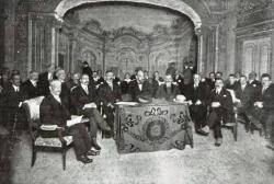 Els carlins jaumistes catalans en una reunió al teatre Goya a principis de gener de 1919 amb el seu líder Miquel Junyent (assegut, el segon per l'esquerra)