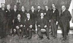 La comissió extraparlamentària dels dinàstics de Madrid que elaborà el seu propi text d'autonomia reunits el 2-1-1919 encapçalats pel president del govern el conde de Romanones (assegut a la dreta), el cap dels conservadors Antonio Maura (assegut al mig) 