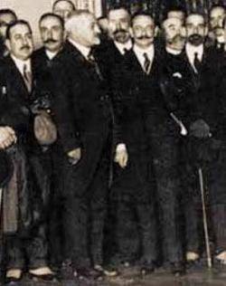 D'esquerra a dreta en primera fila: Josep Ulled (PRR), Jospe Puig i Cadafalch (Lliga), Manuel García Prieto (President del Govern) i Francesc Cambó (Lliga) el 29-11-1918 a Madrid, el dia en que representants de la Mancomunitat van presentar les Bases d'Au