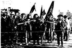 Membres de les joventuts del Partit Republicà Català, fent un homenatge als caiguts per la república al cementiri de Sarrià el 12-1-1919 (foto de "El Día Gràfico")