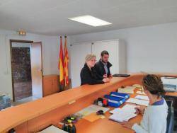 Maria José Lecha, cap de llis de la CUP Capgirem Barcelona i l'advocat Xavier Monge presenten contra l'alcalde de Barcelona Xavier Trias