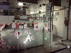 Un grup persones idenficades com a neonazis va destrossar la porta i diversos objectes que hi havia a Ca L?Estudiantat. FOTO: Antifeixistes.org