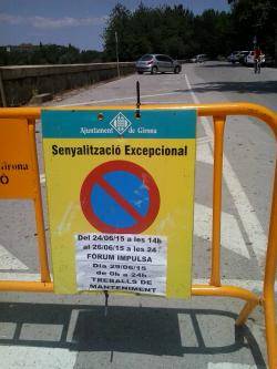 L'estat de setge que pateix la ciutat de Girona durant les visites del monarca ha començat aquesta tarda quan la grua municipal ha retirat els vehicles estacionats a la Devesa (la majoria dels propietaris dels cotxes estaven en una piscina pública propera