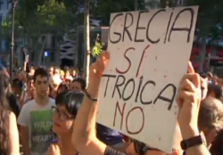 Centenars de persones es concentren a Barcelona en solidaritat amb el poble grec