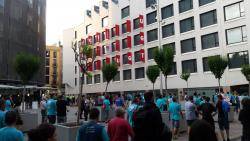 Els tècnics de Movistar davant de la seu de la UGT de Barcelona