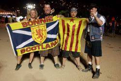 Assistents escocesos  al Rock Fest Barcelona mostrant una estelada i una bandera del seu país (fotografia: Andreu Fernàndez)
