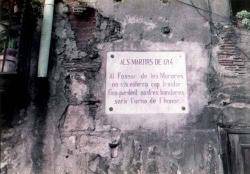 Placa "nova" instal·lada el 1977 (que va ser destruïda per grups espanyolistes després de l'Onze de Setembre de 1978). Encara una mica més amunt sembla que es poden veure restes a la paret de la placa original de 1915.