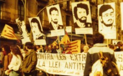 23. 1985- Fotografia del bloc dels CSPC, en la manifestació contra la tortura del 15 de febrer organitzada per la Crida a la solidaritat (Barcelona).