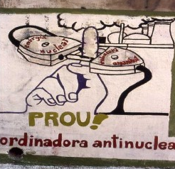 32. 1981- Fragment dun mural realitzat al carrer del Canó tocant a Plaça del Sol a Gràcia (Barcelona) a partir dun cartell de la Coordinadora antinuclear contra les tarifes electriques