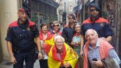 Mossos d'Esquadra fotografiant-se amb manifestants espanyolistes