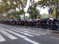 Joana Ortega rep el suport de centenars de persones concentrades davant el TSJC