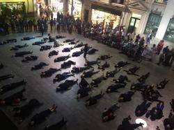 "La performance #WOMENINBLACK" aplega unes 80 dones a Badalona contra els assassinats masclistes