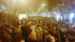 Centenars de persones protesten a la Vila de Gràcia pel desallotjament del Casal Popular Tres Lliris