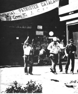 La policia després de dissoldre lacte independentista arrenca les pancartes que hi ha al passeig del Born i el Fossar (09/09/1979)